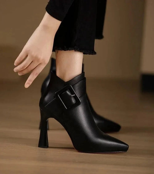 AFRODITA - BOTINES DE TACÓN CON HEBILLA OVERSIZE